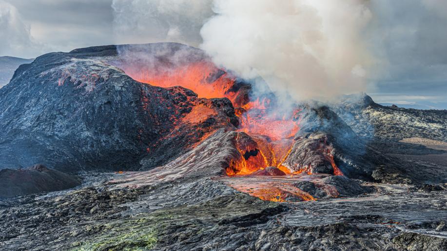 Na Islandu začala další sopečná erupce, proud lávy dosáhl města Grindavík