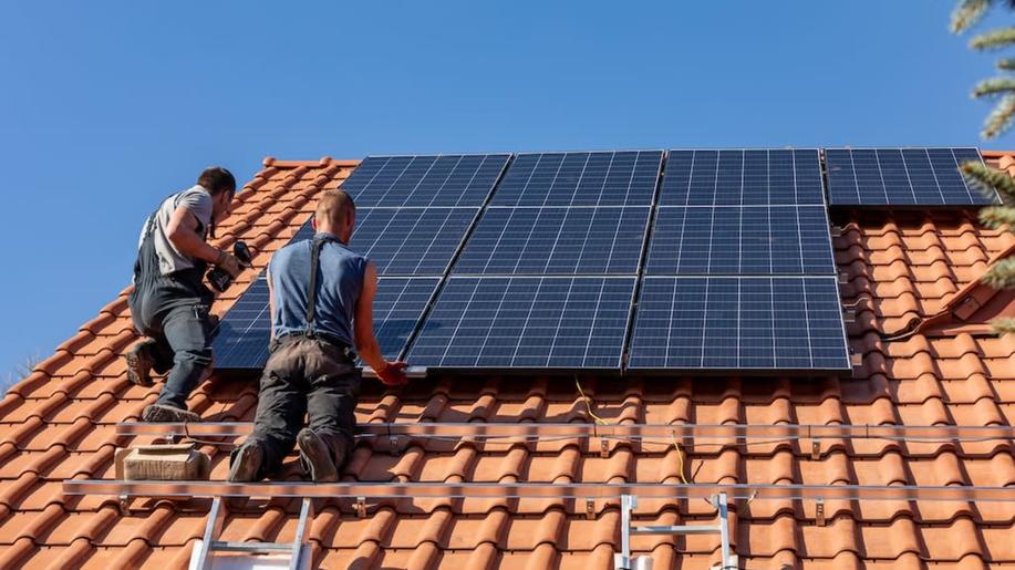 Solární energie v domácnosti: Jak ji využívat na maximum (nejen) s Elektřinou pro soláry