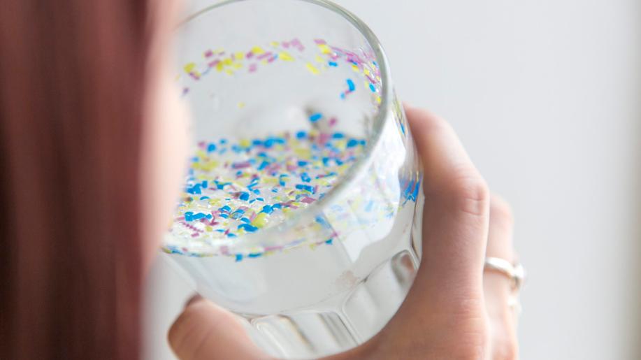 Mikroplasty mohou zvýšit zdravotní rizika, prevencí je snížení produkce plastů
