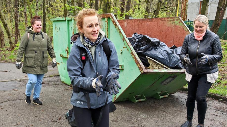 Zaměstnanci magistrátu dobrovolně uklidili lesík ve Slezské Ostravě 