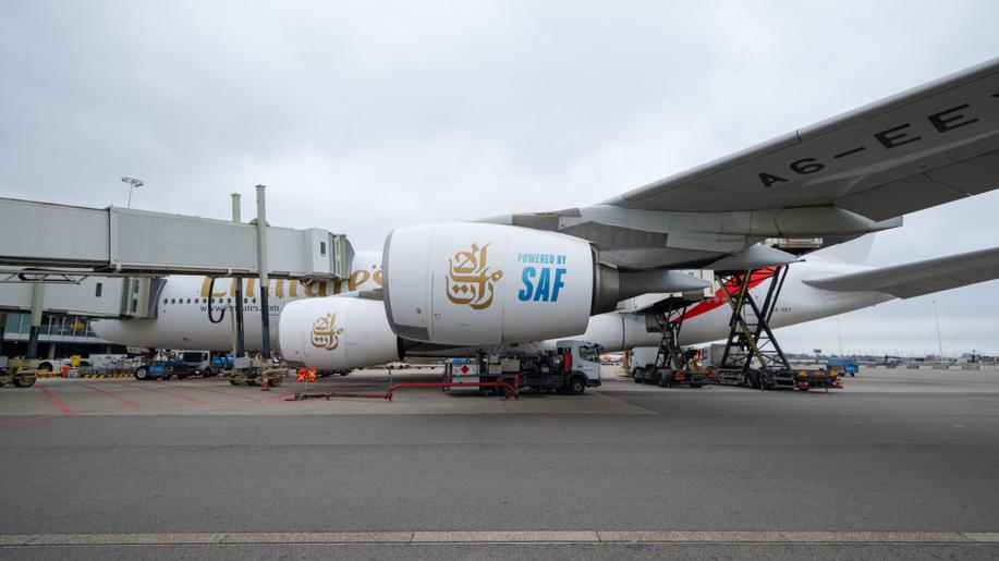 Emirates zavádí udržitelné letecké palivo na lety z amsterdamského letiště Schiphol