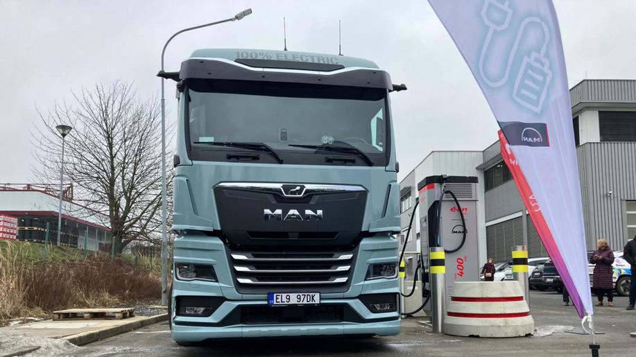 E.ON Drive otevírá v Čestlicích druhou dobíječku pro těžká nákladní vozidla v Česku, první ve spolupráci s MAN E.ON Drive otevírá v Čestlicích druhou dobíječku pro těžká nákladní vozidla v Česku, první ve spolupráci s MAN