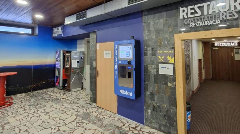 Na Pradědu nově funguje veřejná filtrační stanice na vodu. Turistům zajišťuje zdravý pitný režim bez zbytečného odpadu Na Pradědu nově funguje veřejná filtrační stanice na vodu. Turistům zajišťuje zdravý pitný režim bez zbytečného odpadu