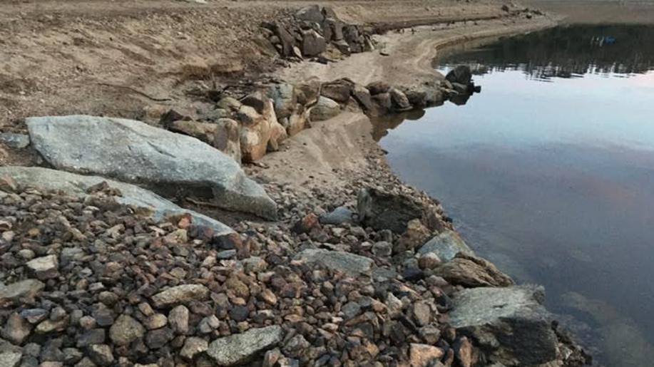 Nízká hladina Orlíku stále láká pamětníky, hledače pokladů i turisty Nízká hladina Orlíku stále láká pamětníky, hledače pokladů i turisty