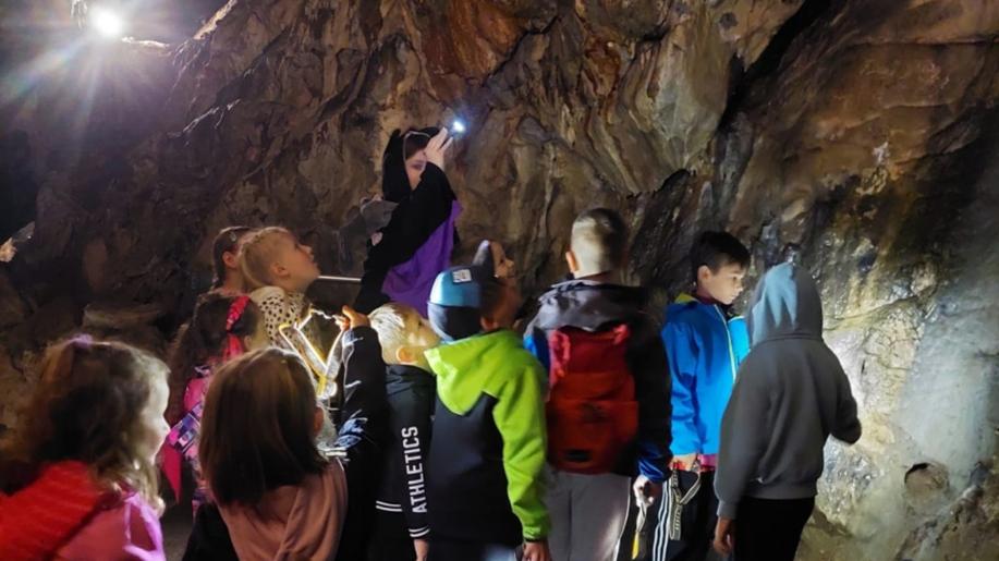 Do Sloupsko-šošůvských jeskyní zve děti nově netopýr. Do Výpustku medvěd Do Sloupsko-šošůvských jeskyní zve děti nově netopýr. Do Výpustku medvěd