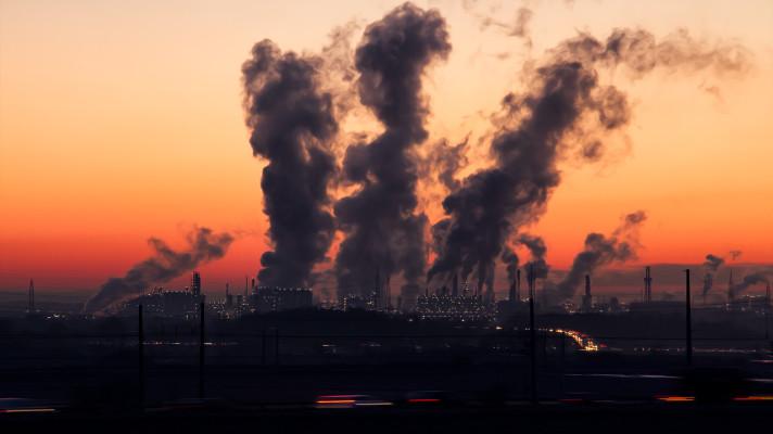 Hodnota globálních trhů s emisními povolenkami loni stoupla na rekord