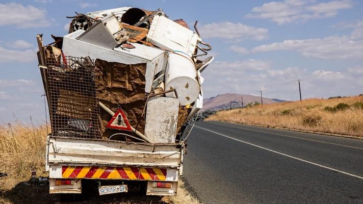 Celníci zadrželi tři kamiony při nelegální přepravě 70 tun odpadů