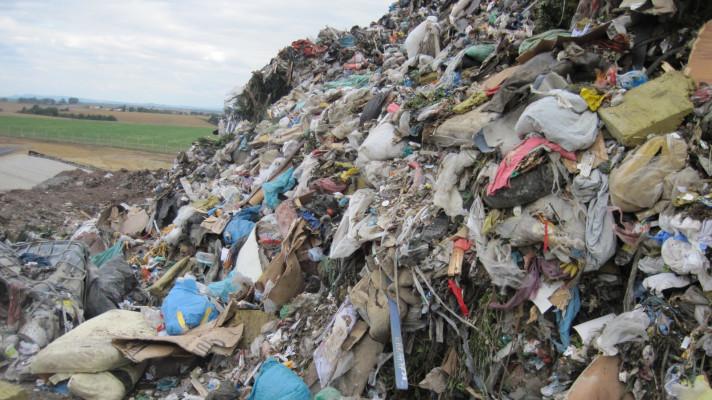Nejpalčivější globální problém je podle Čechů hromadění odpadu