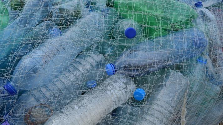 Plastové lahve budou muset být ze 30 procent z recyklátu