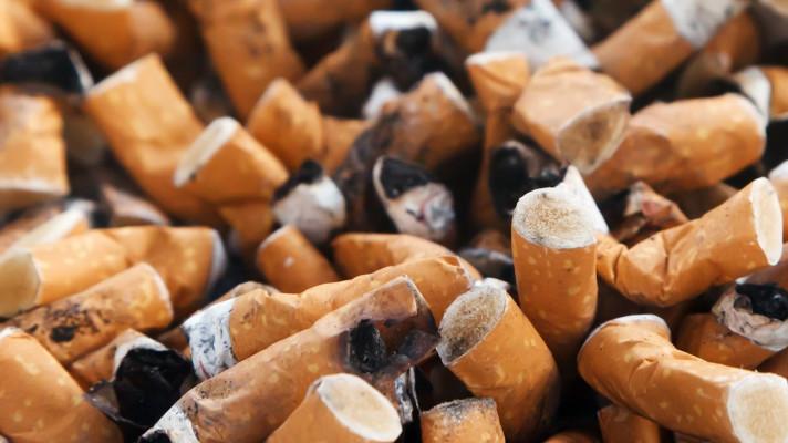 Nedopalek se rozkládá 15 let, skoro polovina kuřáků neví, že obsahuje plast