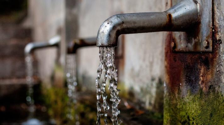 Kde je nouze o vodovod nebo stokovou síť, pomůže obcím dalších 750 milionů korun na pitnou vodu nebo odkanalizování
